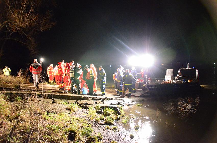 Einsatz BF Koeln PKW im Rhein Mondorf Hersel P062.JPG